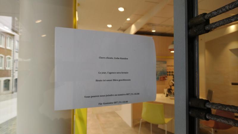 <p>Diese kleine Notiz hing am Dienstag im Fenster der Neckermann-Filiale in Eupen.</p>