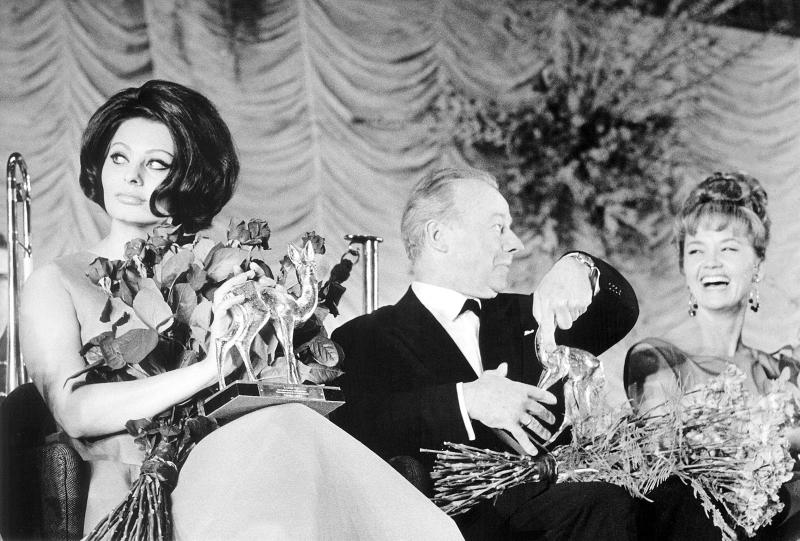 <p>Sophia Loren, Heinz Rühmann und Liselotte Pulver (v.l.n.r.) während der Bambi-Verleihung.</p>
