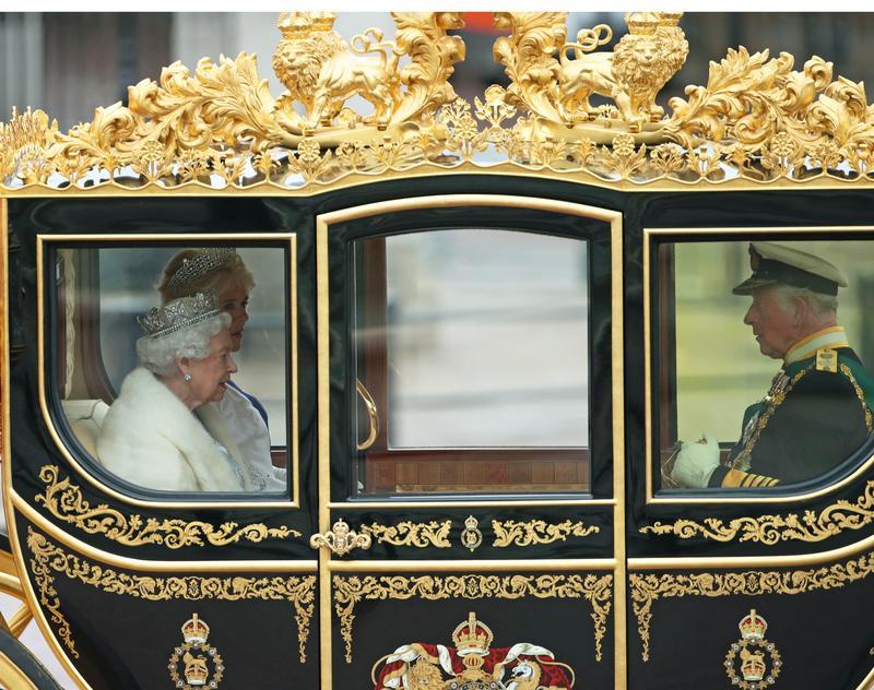 <p>Königin Elisabeth II. von Großbritannien verlässt den Buckingham Palace in der Diamond Jubilee State Coach und fährt zu der feierlichen Wiedereröffnung des britischen Parlaments (“State Opening of Parliament“) im House of Lords im Westminster-Palast.</p>