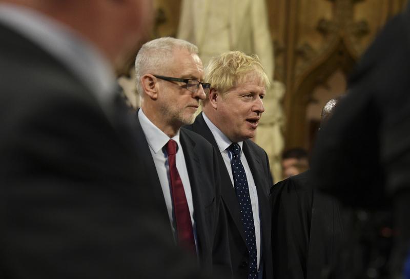<p>Boris Johnson (r.), Premierminister von Großbritannien, geht zusammen mit Jeremy Corbyn, Parteichef der Labour Partei, nach der Rede der Königin bei der feierlichen Wiedereröffnung das britischen Parlaments zurück in das House of Commons.</p>