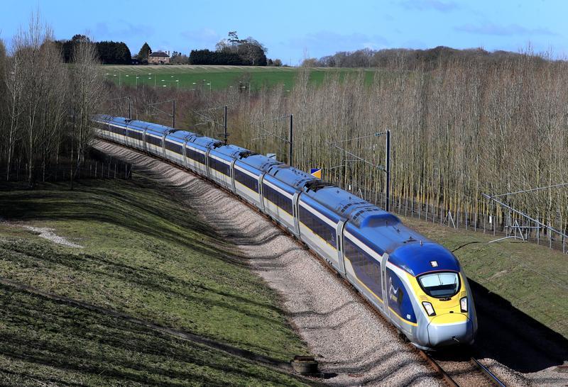 <p>Ein Eurostar-Zug fährt über Folkestone in Kent nach Frankreich.</p>