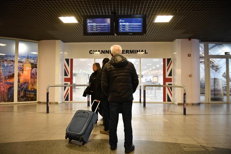 <p>Ein Mann vor dem Eingang zum Eurostar-Terminal an der Gare du Midi in Brüssel.</p>