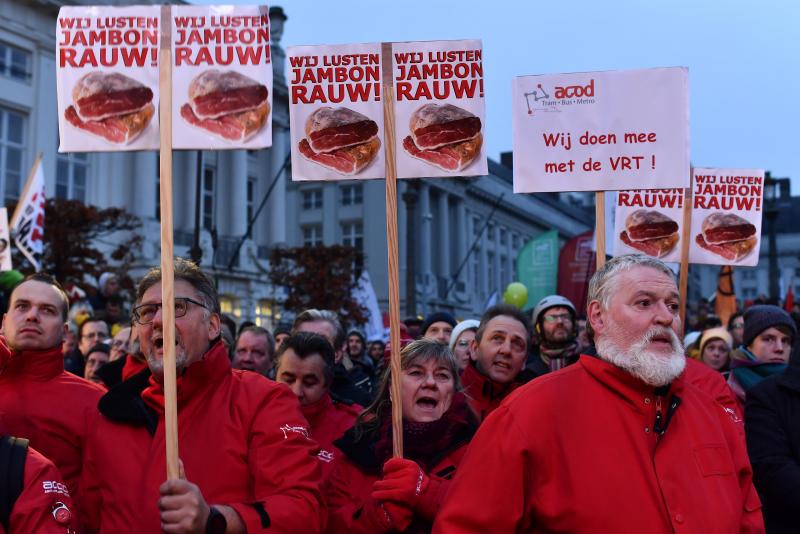 <p>Mit Bildern von Schinken (französisch „Jambon“) protestiert das VRT-Personal gegen die Sparmaßnahmen im Bereich Kultur der Jambon-Regierung.</p>
