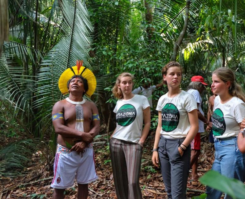 <p>Die Klimaaktivistinnen Adelaide Charlier (2.v.l.), Anuna De Wever (2.v.r.) and Josefien Hoeree (r.) bei einem Klimagipfel im Amazonasgebiet.</p>