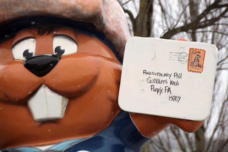 <p>Die Statue eines Murmeltiers hält einen Brief mit der Anschrift von „Gobbler's Knob“ in die Höhe. Auf diesem Waldstück gibt Murmeltier Phil jedes Jahr im Februar eine Prognose über den weiteren Verlauf des Winters ab.</p>