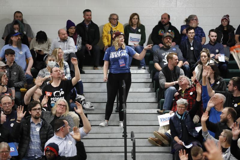 <p>Emily Duff aus Des Moines zählt die Anhänger des demokratischen Präsidentschaftskandidaten Sanders während einer demokratischen Parteiversammlung in der Hoover High Schools.</p>