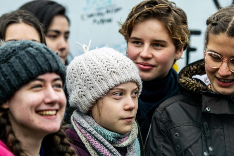 <p>Die belgische Klimaaktivistin Anuna De Wever (2. v. r.) war bei der Demonstration in Brüssel an der Seite von Greta Thunberg (M.) dabei.</p>