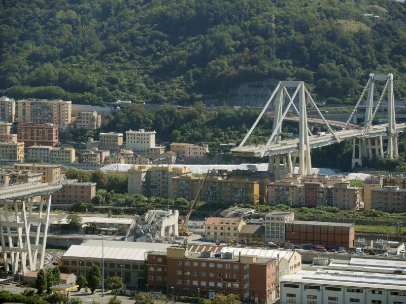 <p>Blick auf Überreste der Morandi-Brücke, die am 14. August auf etwa 180 Metern einstürzte. 43 Menschen kamen ums Leben.</p>