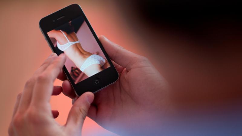 <p>„Sexting“ - so heißt ein Trend, bei dem erotische Bilder verbreitet werden, etwa über das Smartphone oder Internetforen.</p>