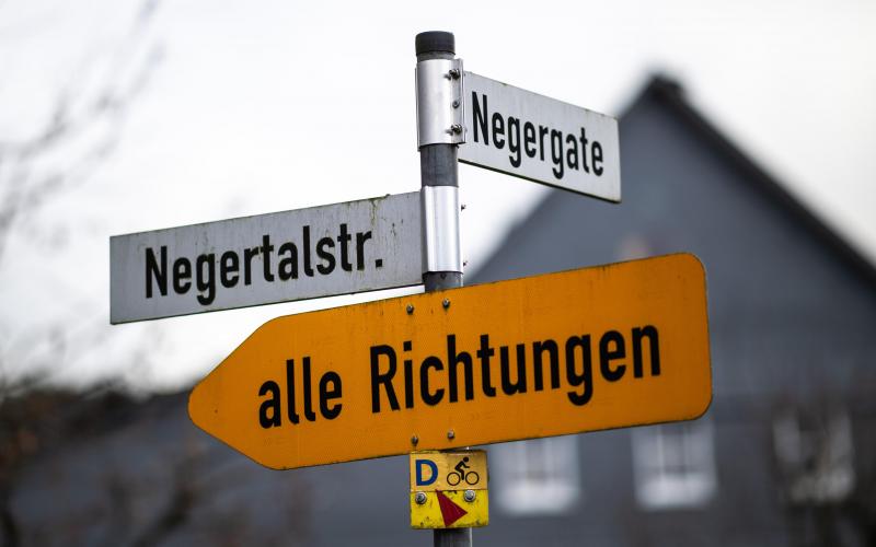 <p>Straßenschilder mit der Aufschrift „Negertalstr.“, „Negergate“ und „alle Richtungen“ zeigen im Ortsteil Unterneger in verschiedene Richtungen.</p>