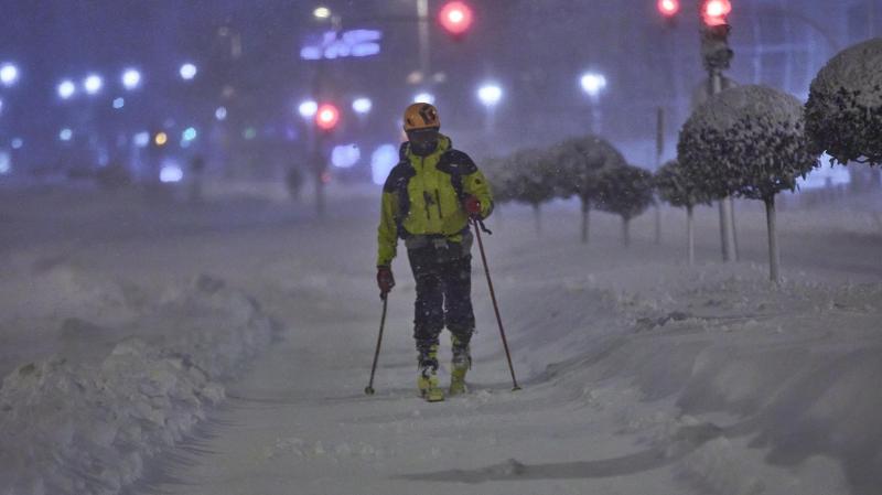 <p>Eine Person fährt auf einem Weg in Madrid Ski. Das Sturmtief „Filomena“ sorgt landesweit für Rekordkälte und viel Schnee. Laut des Wetterdienstes AEMET gab es solch einen Schneefall das letzte Mal im Februar 1984.</p>
