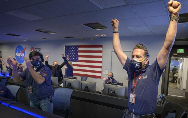 <p>Mitarbeiter des Perseverance-Rover-Teams der Nasa jubeln in der Missionskontrolle, nachdem sie die Bestätigung erhalten haben, dass das Raumfahrzeug erfolgreich auf dem Mars gelandet ist. (</p>
