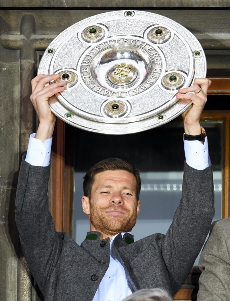 <p>Xabi Alonso vom FC Bayern steht 2017 mit der Meisterschale auf dem Marienplatzauf dem Balkon des Rathauses und feiert die Meisterschaft.</p>