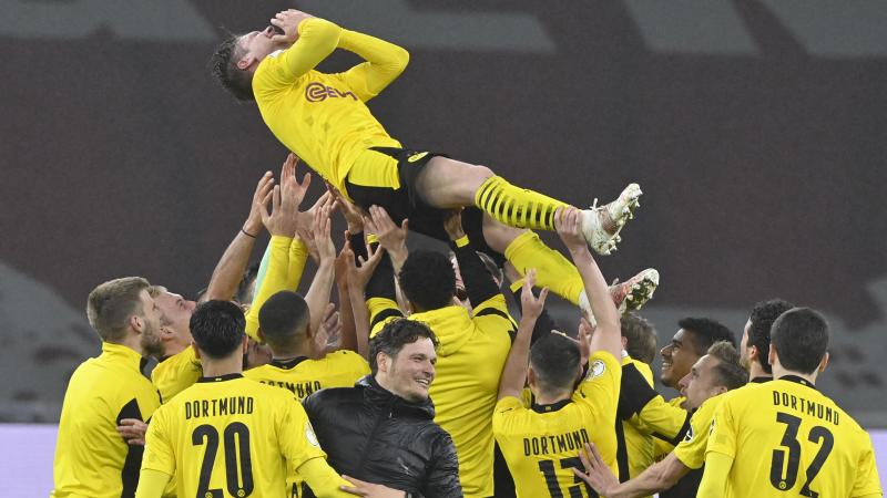 <p>Besondere Ehre für Lukasz Piszczek: Unter Tränen wurde der langjährige Dortmunder, der nach dieser Saison den Verein verlassen wird, in die Luft gehoben.</p>
