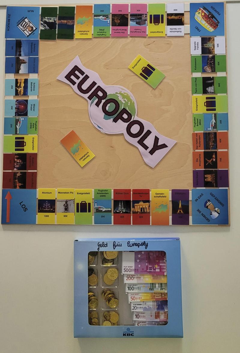 <p>Eine ganze Spielesammlung mit umgestalteten bekannten Spielen wie Europoly oder ganz neu erfundenen Spielen steht der Schule Meyerode jetzt zur Verfügung,</p>