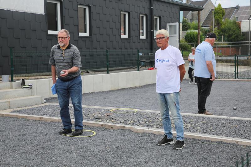 <p>Gerd Blum (r.) beim Pétanque-Spiel.</p>