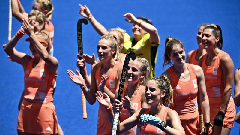 <p>Die niederländischen Hockey-Frauen bejubeln ihren Finaleinzug.</p>