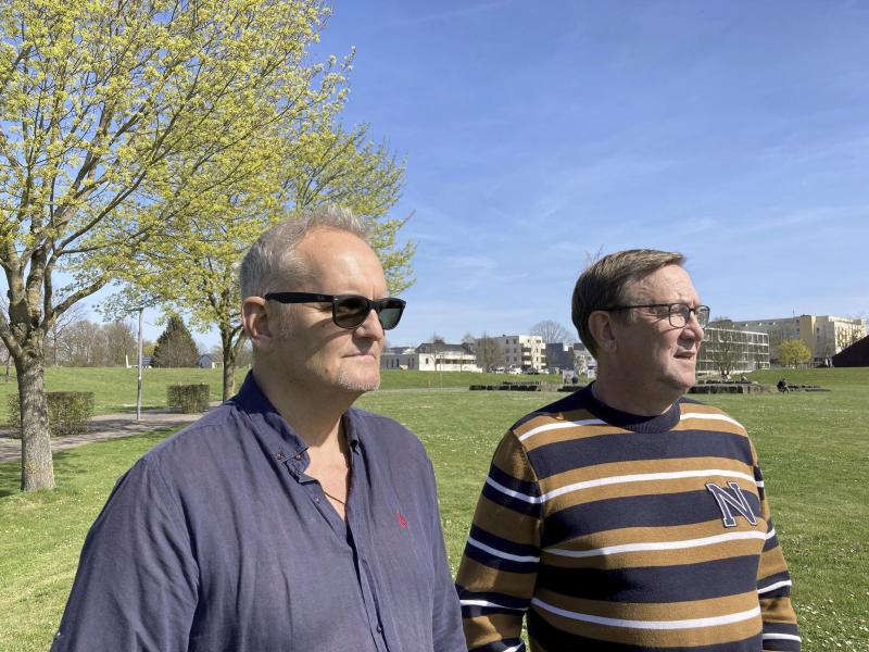 <p>Rechtsanwalt Otmar Schaffarczyk (l.) neben seinem Mandanten Wolfgang Hilsemer. Hilsemer hat bei der Amokfahrt seine Schwester verloren.</p>