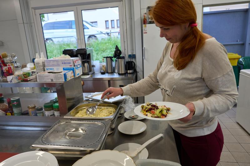 <p>Valentyna Ridvanskaya hilft in der Küche der Hilfsorganisation „Arche“ aus, die sich um die von der Flutkatastrophe betroffenen Menschen kümmert.</p>