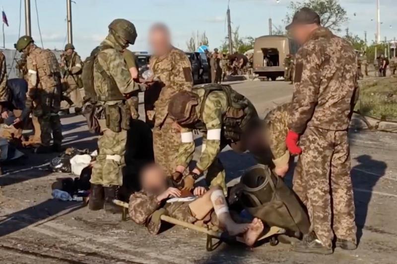 <p>Dieses vom Pressedienst des russischen Verteidigungsministeriums und über AP zur Verfügung gestellte Videostandbild zeigt nach Angaben des Pressedienstes des russischen Verteidigungsministeriums russische Soldaten, die ukrainische Soldaten durchsuchen, während diese aus dem belagerten Stahlwerk Azovstal evakuiert werden.</p>