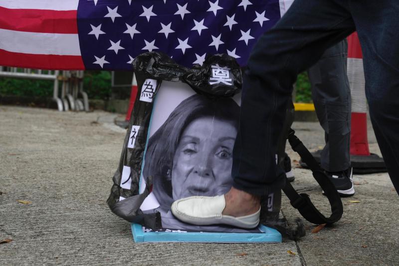 <p>Pro-China-Anhänger treten auf ein Bild der Sprecherin des US-Repräsentantenhauses, Nancy Pelosi, während einer Protestaktion vor dem Generalkonsulat der Vereinigten Staaten, in Reaktion auf Pelosis Reise nach Taiwan.</p>