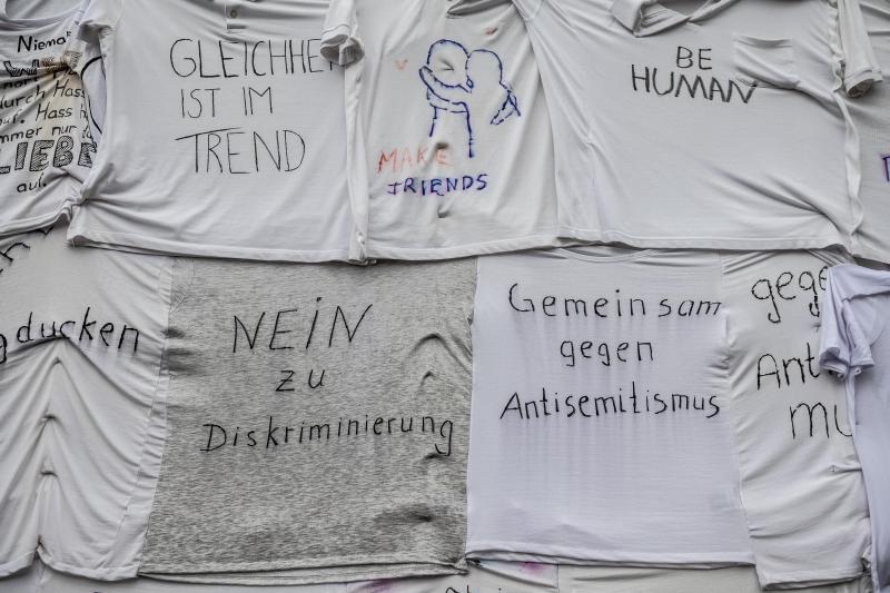 <p>Botschaften stehen an einer Art Mahnmal «Voices» auf dem Friedrichsplatz vor der documenta-Halle.</p>