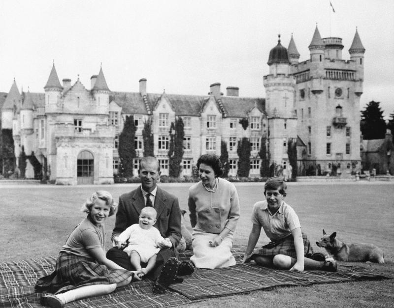 <p>Die britische Königin Elizabeth II., Prinz Philip und ihre Kinder, Prinz Charles (rechts), Prinzessin Anne und Prinz Andrew, sitzen auf dem Rasen von Schloss Balmoral in Schottland.</p>