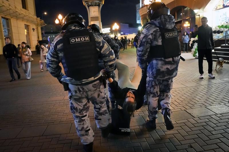 <p>Polizisten halten einen Demonstranten während einer Protestaktion gegen die Verkündung der Teilmobilmachung fest.</p>