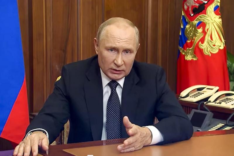<p>In diesem Standbild aus einem vom Pressedienst des russischen Präsidenten veröffentlichten Video wendet sich der russische Präsident Wladimir Putin am Mittwoch, 21. September 2022, in Moskau mit einer Rede an die Nation.</p>