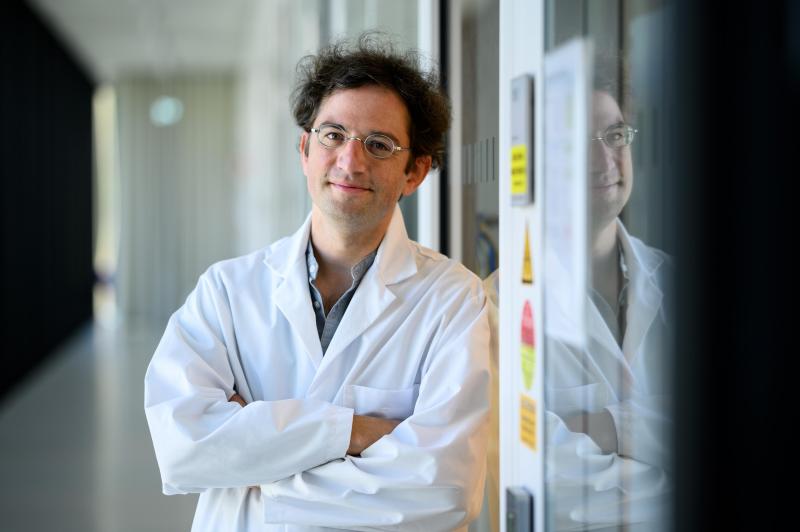 <p>Molekularbiologe Emanuel Wyler steht vor dem Sicherheits-Labor vom Max-Delbrück-Centrum für molekulare Medizin in Mitte.</p>