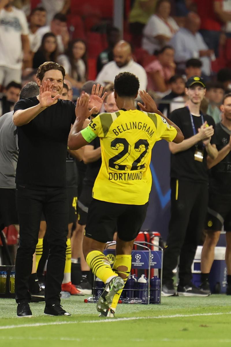 <p>Dortmunds Jude Bellingham jubelte mit Trainer Edin Terzic nach seinem 0:2.</p>