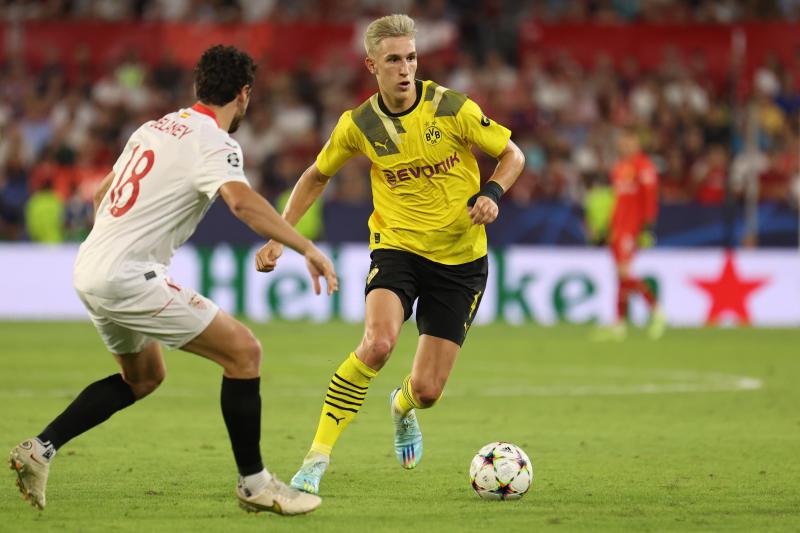 <p>Dortmunds Nico Schlotterbeck (rechts) und Sevillas Thomas Delaney kämpfen um den Ball.</p>