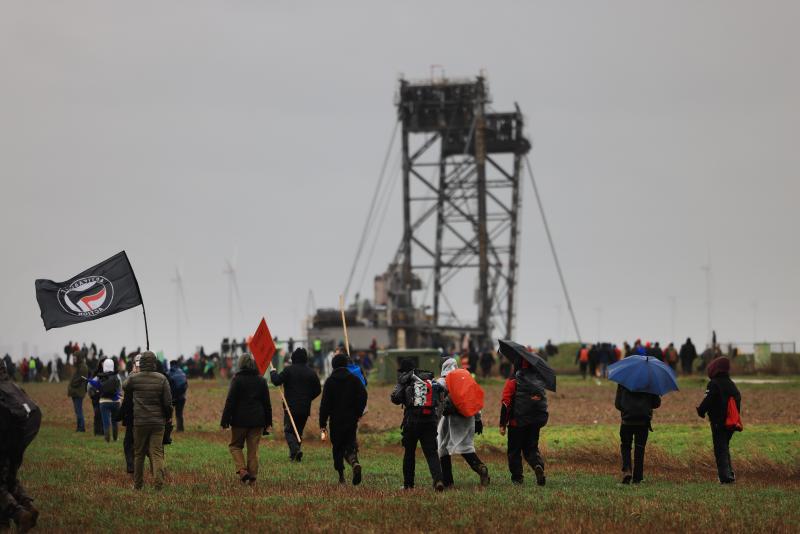 <p>Zahlreiche Menschen nehmen an der Demonstration von Klimaaktivisten bei Lützerath unter dem Motto „Räumung verhindern! Für Klimagerechtigkeit“ teil.</p>