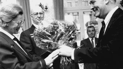 <p>Ein Blumenstrauß aus den Händen von Bürgermeister Fred Evers (r.) für die Gattin: 1984 wurde Alfred Bourseaux zum Ehrenbürger der Stadt Eupen ernannt.</p>