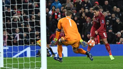 <p>Liverpools Roberto Firmino (rechts) versuchte vergeblich, Torwart Manuel Neuer (links) von München mit einem Schuss zu überwinden.</p>