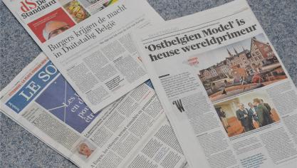 <p>Blick auf die Titelseiten verschiedener belgischer Tageszeitungen, die am Dienstag die Einführung des ständigen Bürgerdialoges in Ostbelgien thematisiert haben.</p>