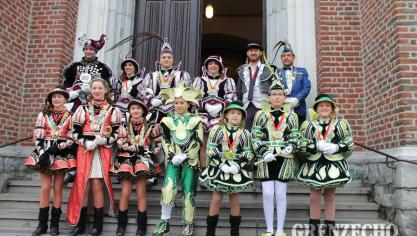 <p>Gruppenfoto vor der Kirche. Traditionell werden in Kelmis vor dem Kinderzug die Prinzenkerzen angezündet, die bis Dienstag um Mitternacht in der Pfarrkirche brennen. Foto: Griseldis Cormann</p>