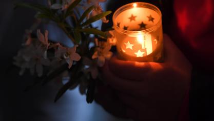 <p>Mehr als 1.500 Menschen nahmen an Mahnwache in Gedenken an Julie Van Espen teil</p>
