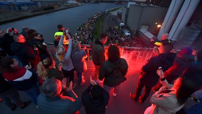 <p>Mehr als 1.500 Menschen nahmen an Mahnwache in Gedenken an Julie Van Espen teil</p>
