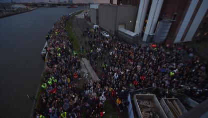 <p>Mehr als 1.500 Menschen nahmen an Mahnwache in Gedenken an Julie Van Espen teil</p>
