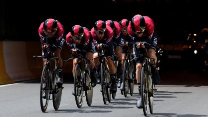 <p>Das Team Ineos ging als Erste ins Mannschaftszeitfahren.</p>