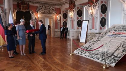 <p>Ministerpräsident Bodo Ramelow überreicht König Philippe eine Kopie des Plakate zur Ankündigung der Festlichkeiten zum 25. Thronjubiläum seines Vorfahren König Leopold I. 1856.</p>