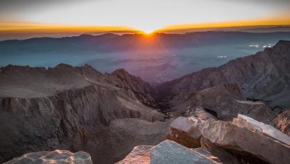 <p>Sonnengang in Kalifornien, eingefangen vom Mount Whitney aus, dem höchsten Berg der USA außerhalb Alaskas.</p>