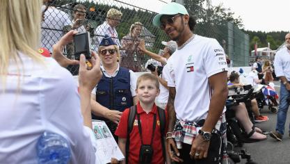 <p>Lewis Hamilton war beim Pitwalk sehr gefragt.</p>