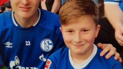 <p>Nevio Oestges mit Torwart Markus Schubert.</p>