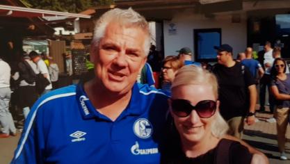 <p>Sonja Oestges mit Dirk Oberschulte, dem Stadionsprecher bei Schalke 04.</p>