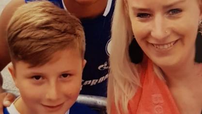 <p>Sonja und Nevio Oestges mit Weston McKennie.</p>