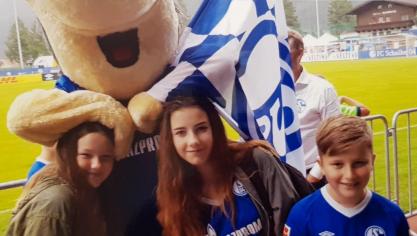 <p>Die drei Oestges-Kinder Neele, Lisa-Marie und Nevio (v. l. n. r.) mit dem Schalke-Maskottchen.</p>