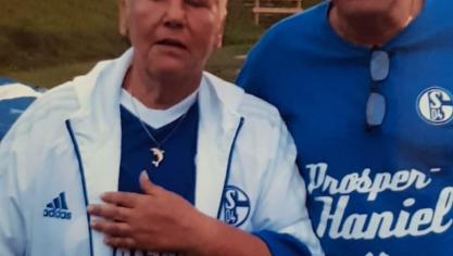 <p>Superfan „Schalke Omi“ Manuela Müller (l.) und ihr Mann Robert.</p>