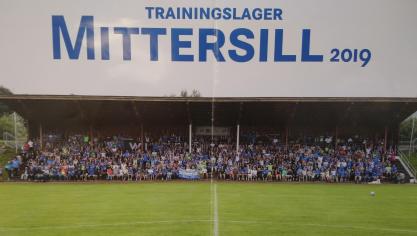 <p>Gruppenfoto mit allen Fans und Spielern.</p>